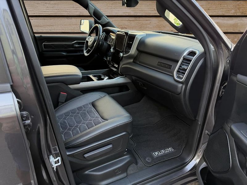 Dodge RAM (2020) +HEMI+OFFROAD PAKET+LOOK26+ - fotka 9 z 23