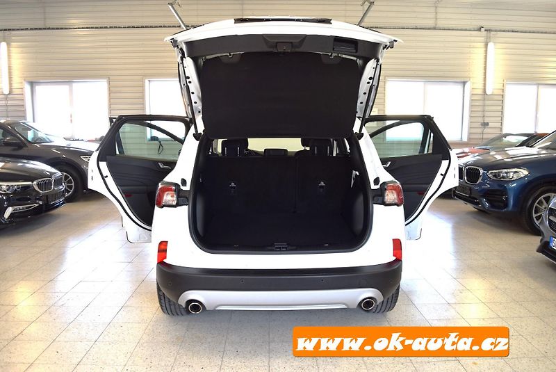 Ford Kuga 1.5 EBLUE TITANIUM 56 000 KM - fotka 18 z 57