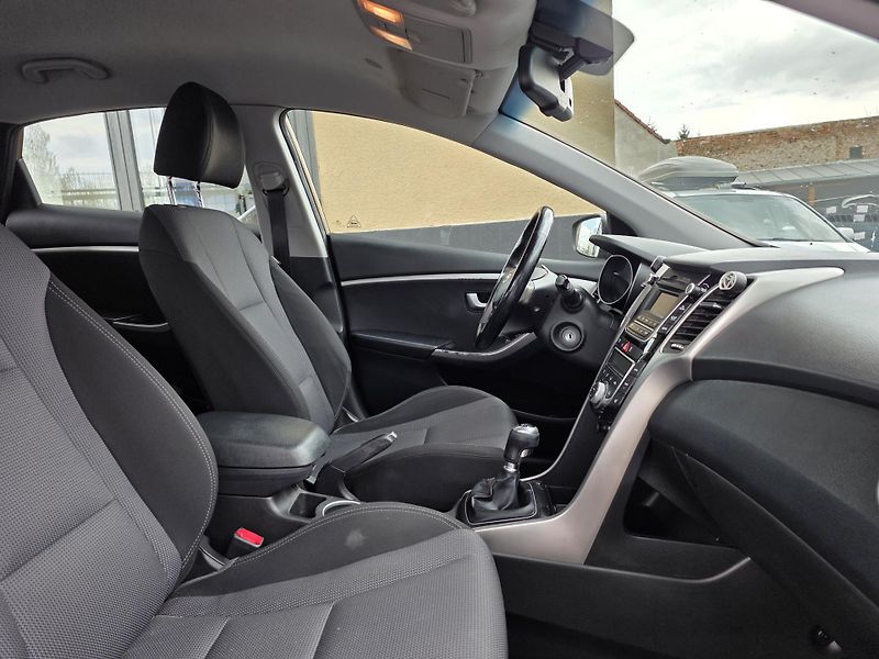 Hyundai i30 1.6-PRAV.ZN.SERVIS-88kw - fotka 13 z 18