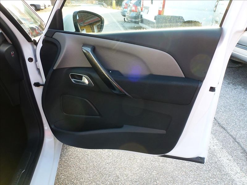 Citroën Grand C4 Picasso 2,0 HDI 7míst 150HP AUT Polar - fotka 28 z 57