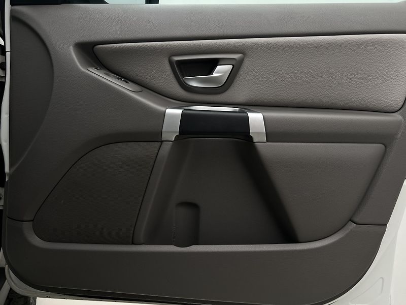 Volvo XC90 D5 AWD SUMMUM - fotka 30 z 30