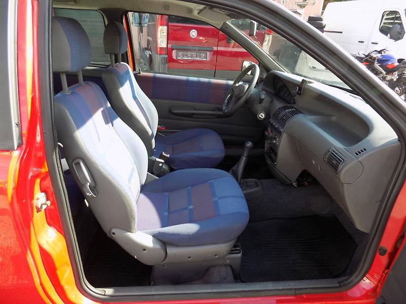 Fiat Punto 1,2I 54 KW SX CENTRÁL, KLIMA - fotka 22 z 30