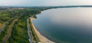 Berzdorfské jezero, s křišťálově čistou vodou a plážemi připomínajícími mořské pobřeží, je skutečným saským klenotem.