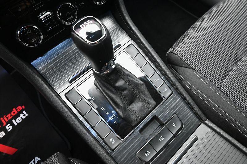 Škoda Superb 2,0 TDI 110 kW DSG Style Záruk - fotka 23 z 32