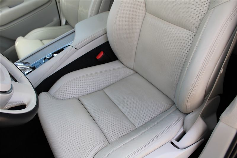 Volvo XC90 2,0 B5  ULTIMATE,7.MÍST,ZÁRUKA - fotka 26 z 47