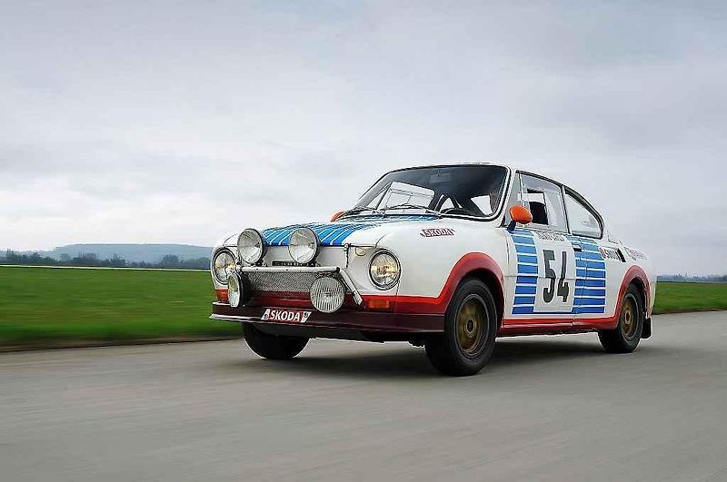 Škoda 130 RS. Vlevo je okruhová verze z roku 1981, vpravo soutěžní provedení z roku 1977.