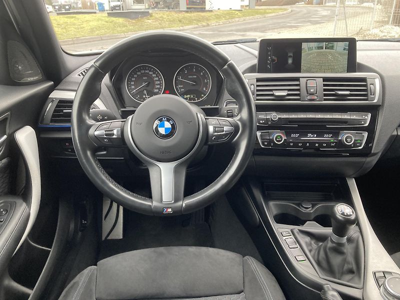 BMW Řada 1 (2016) 118d xDrive, M paket, serviska - fotka 12 z 35