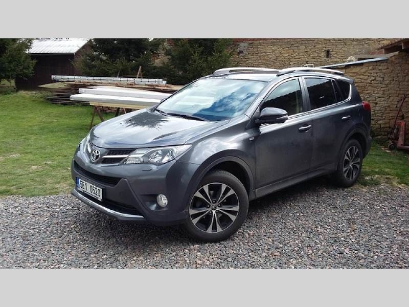 Toyota RAV4 vypadá velmi dobře. Jemné linie doplnily LED pro denní svícení, základní tvary kompaktního SUV ale zůstávají.