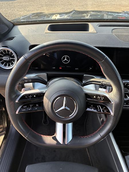 Mercedes-Benz GLB (2024) 200d 4MATIC - fotka 10 z 16