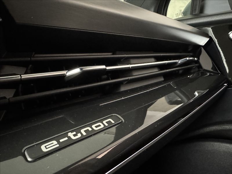 Audi Q4 e-tron 40 150kW S-Line LED Kamera - fotka 46 z 50