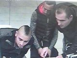 Trojice mužů na fotografiích je podezřelá z podvodného prodeje automobilů. Jakékoliv informace přijme každá policejní služebna i známá linka 158.