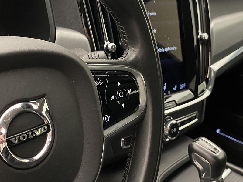 Volvo S90 D4 MOMENTUM AUT REZERVACE - fotka 20 z 43