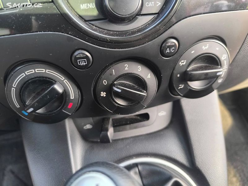 Mazda 2 1,3i,KRÁSNÁ,SERVISKA,70KM,1MAJ - fotka 15 z 22