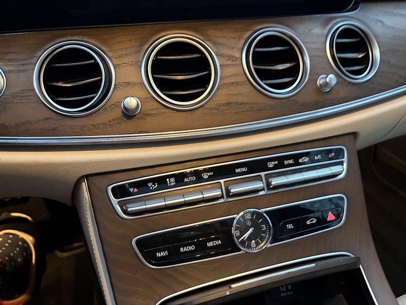 Mercedes-Benz Třídy E (2018) 350D4x4,EXCLUSIV,tažné,PANORAM - fotka 7 z 19
