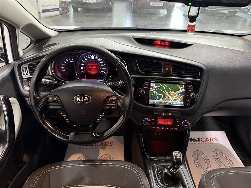 Kia Ceed 1,6   CRDI 94KW NAVI KAMERA ČR - fotka 24 z 44