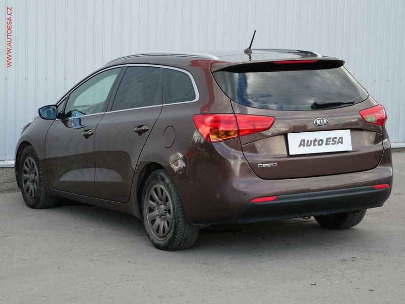 Kia Ceed (2014) 1.6 GDi, ČR, AC, tempo, park - fotka 6 z 18