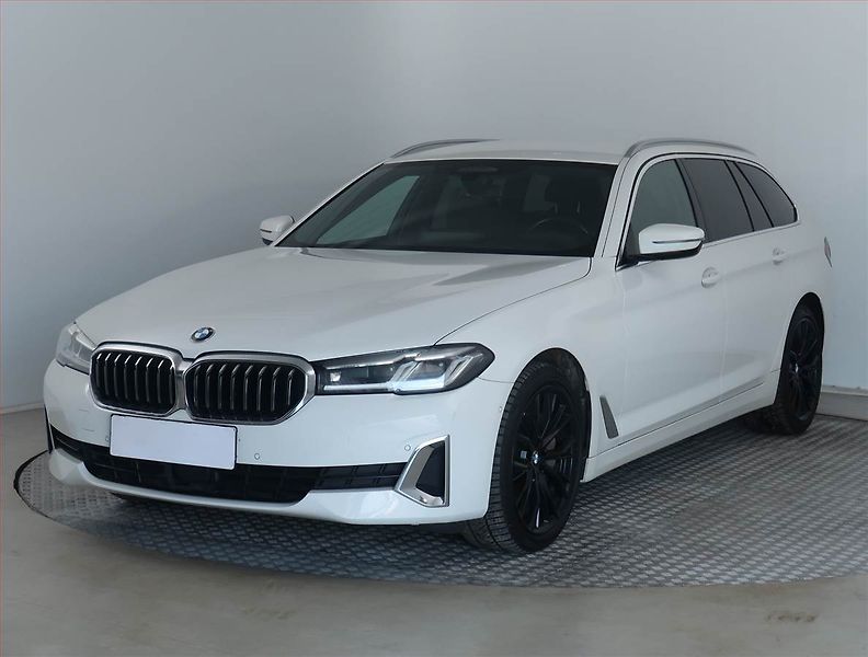 BMW Řada 5 (2020) 530d xDrive - fotka 2 z 15