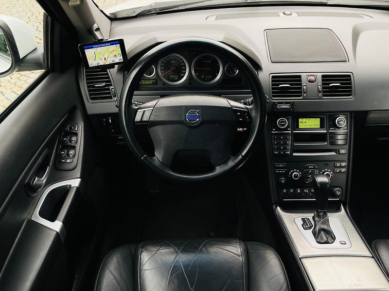 Volvo XC90 2.4D5 4x4 AUT VÝHŘEV SENZORY - fotka 25 z 40