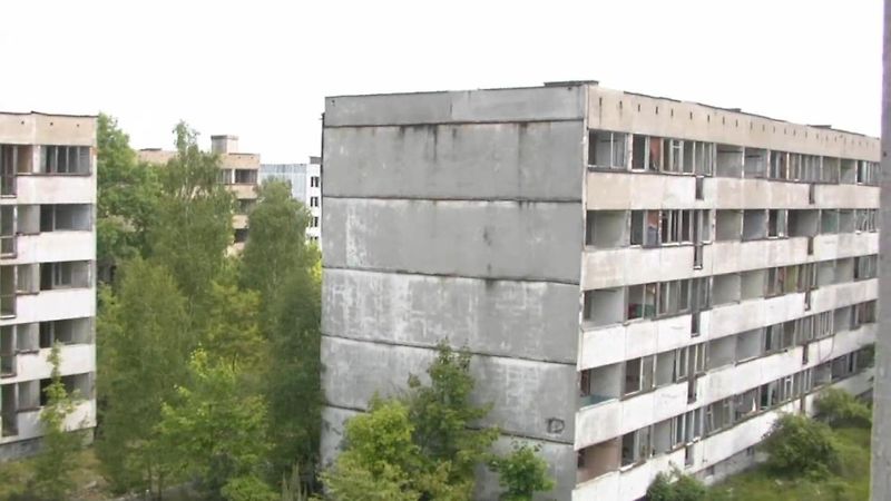 Vojenský areál zahrnoval i osm bytových domů, mateřskou školu, školu, kavárnu Bajka, kotelnu, hřiště a sportovní hřiště.
