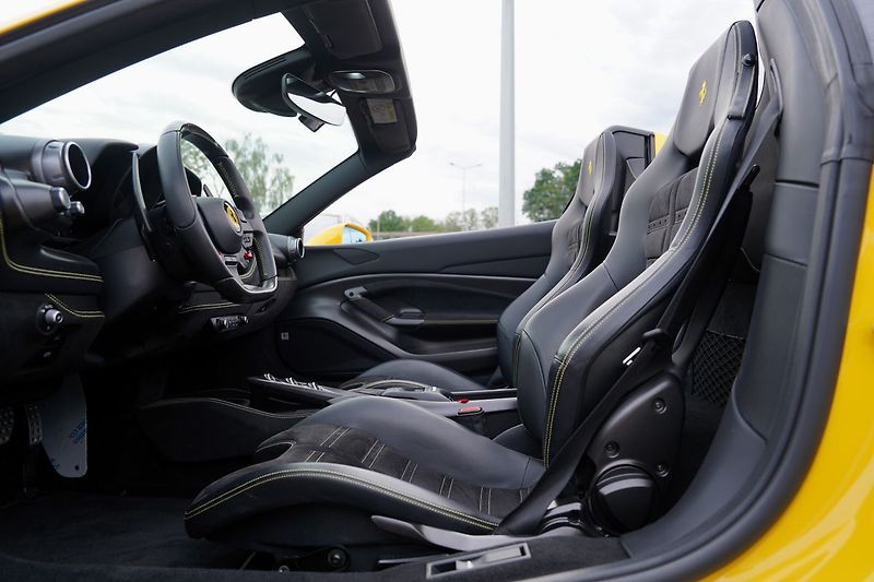 Ferrari F8 Spider/6700km/720 PS - fotka 37 z 51