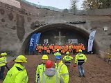 Na portálu Dolní Radechová proběhlo slavnostní požehnání svaté Barbory – patronky horníků, a tím i oficiální zahájení ražby tunelu, který je součástí stavby I/33 Náchod – obchvat.