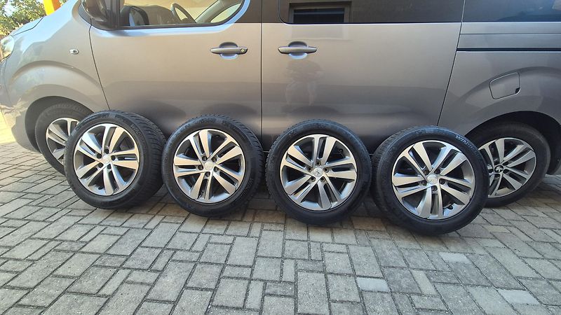 Peugeot Traveller (2021) 2.0 BlueHDi ALLURE L3 - fotka 22 z 25