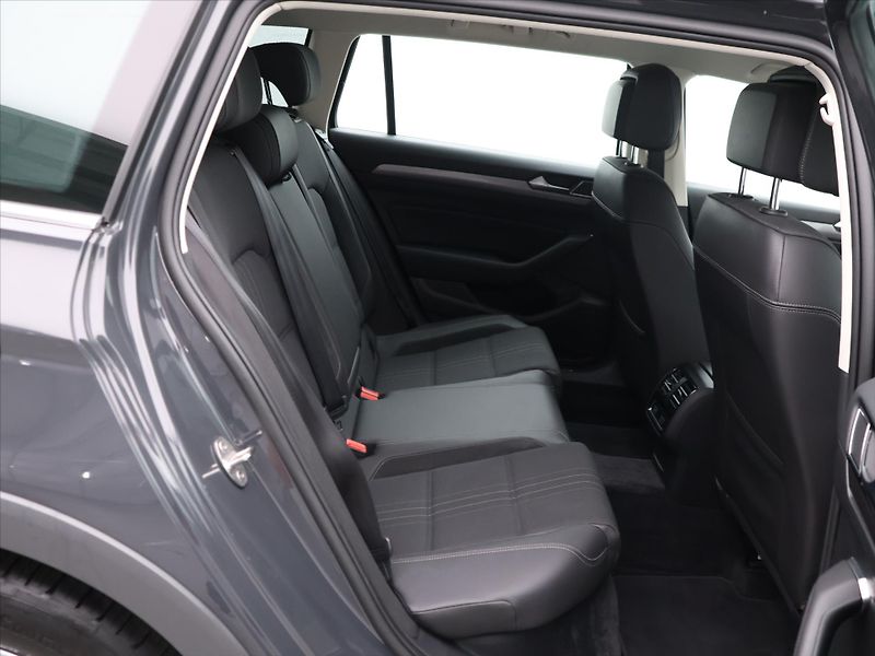 Volkswagen Passat 2,0 TDI 140kW Alltrack 4M DSG - fotka 12 z 28