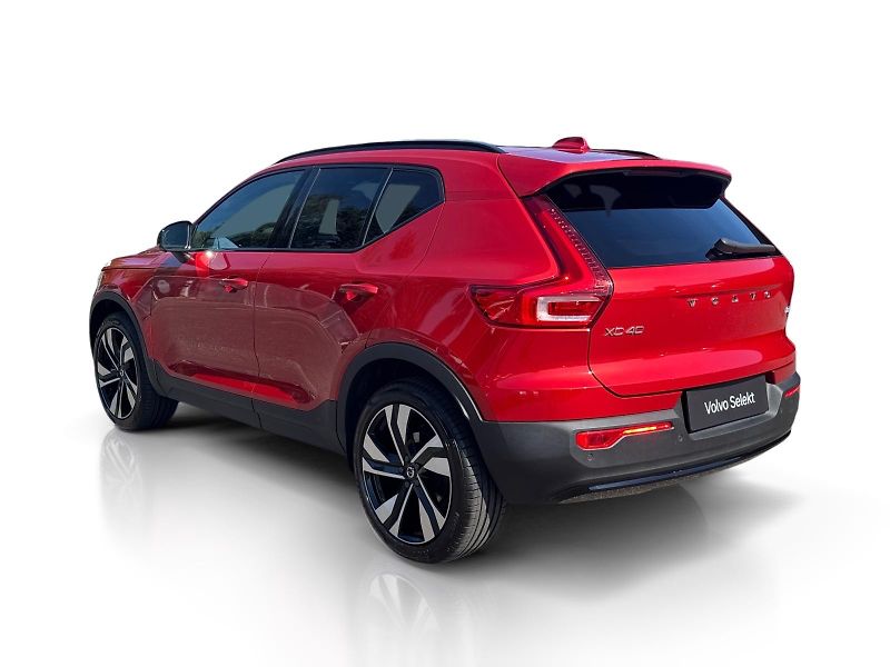 Volvo XC40 B4 FWD ULTRA DARK // 1. maj. - fotka 3 z 46