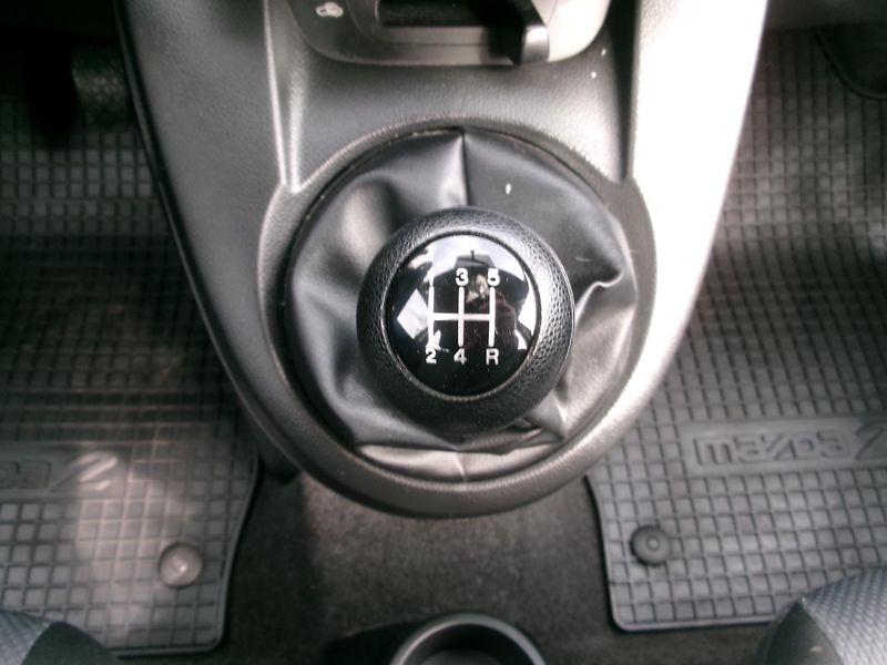 Mazda 2 (2008) 1,3i KLIMA WEBASTO - fotka 21 z 29