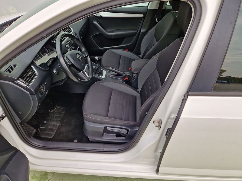 Škoda Octavia 1.6 TDI - fotka 25 z 34