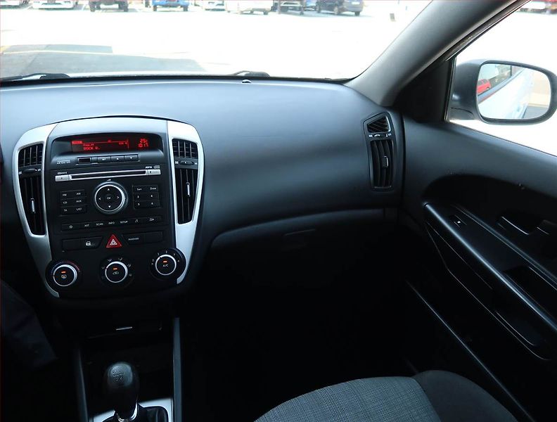 Kia Ceed (2010) 1.4 CVVT, nová STK - fotka 8 z 18