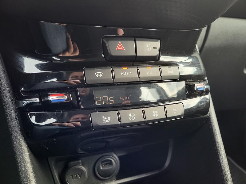 Peugeot 2008 ACTIVE 1.2 PureTech 110k S&S - fotka 13 z 39