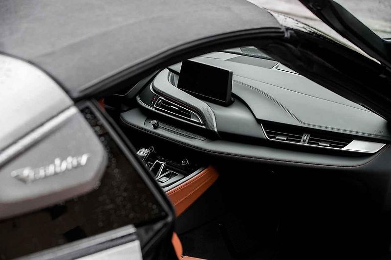 BMW i8 Roadster a M5.