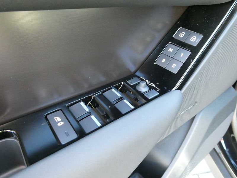 Land Rover Range Rover Velar 3,0 Dynamic SE D300 4x4 aut. - fotka 12 z 34