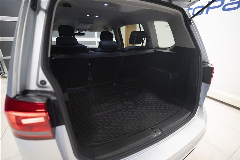 Volkswagen Touran 2,0 TDI MASÁŽ KAMERA VÝHŘEV ČR - fotka 37 z 39