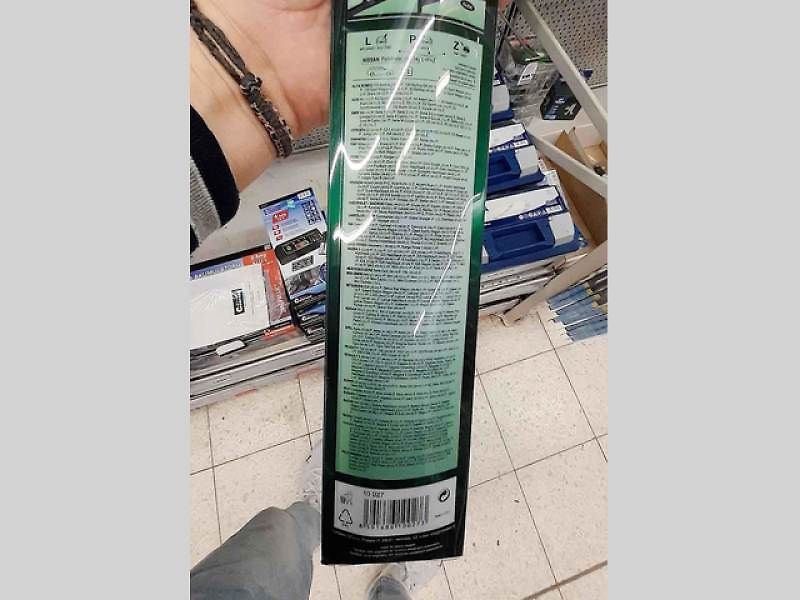 Stěrače v takzvané montážní poloze u vozu Škoda Fabia.