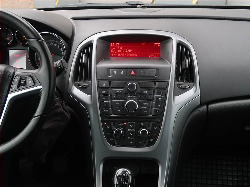 Hyundai i40 (2015) 1.7 CRDi, Navi, Xenony - fotka 12 z 21