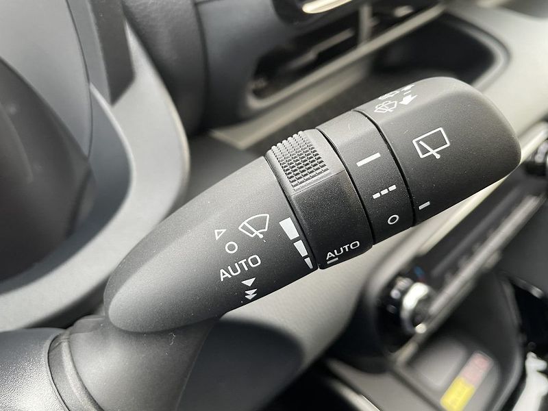 Toyota Yaris 1.5 Hybrid ODBĚR IHNED - fotka 23 z 27