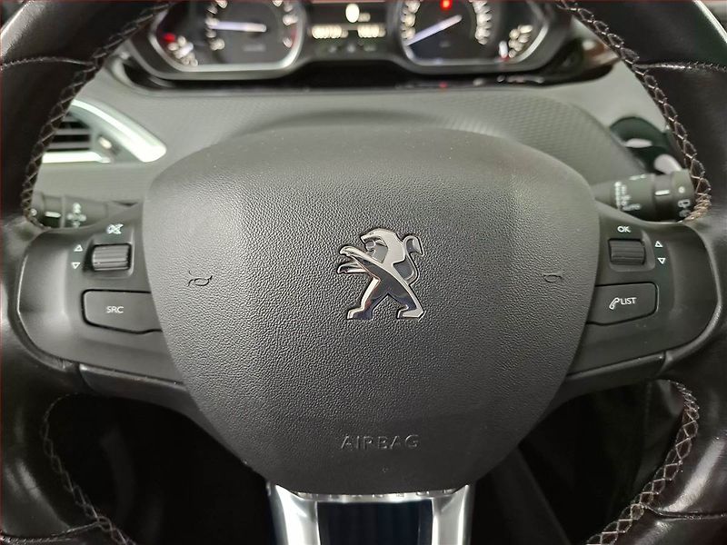 Peugeot 2008 (2018) 1.2 PureTech, Automat, Kůže - fotka 18 z 19