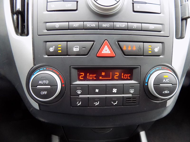 Kia Ceed (2012) 1.6GDi/2.Maj.ČR/Klimatizace/ - fotka 31 z 34