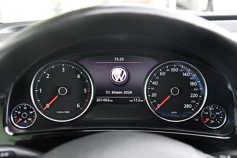 Volkswagen Touareg 3.0TDi V6 4M R-LINE TAŽNÉ ČR - fotka 36 z 44