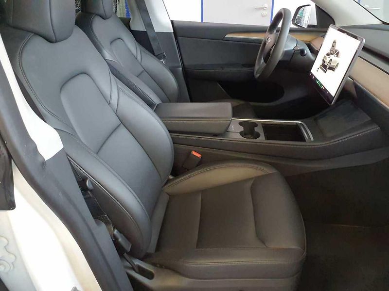 Tesla Model Y RWD 235kw 95,0 % - fotka 5 z 9