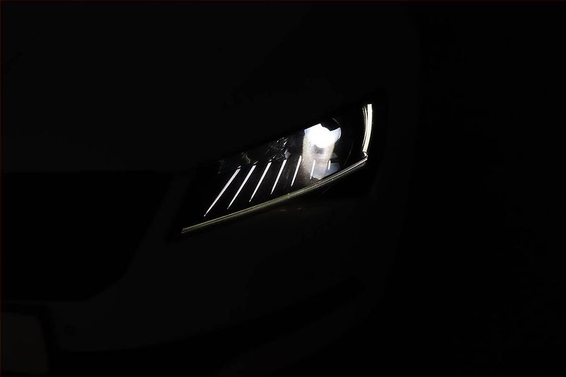 Škoda Superb (2017) 2.0 TSI, 4X4, Automat, Kůže - fotka 30 z 32