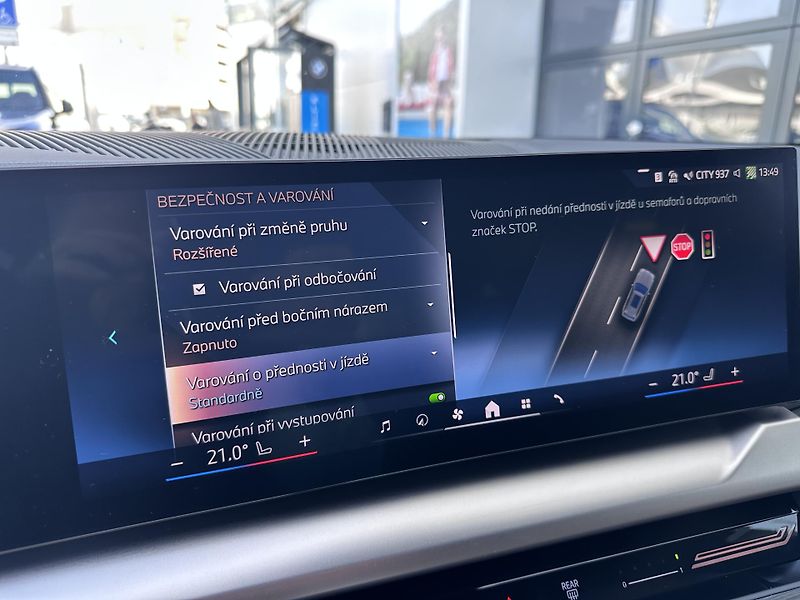 BMW Řada 5 540d xDrive Touring M-Sport - fotka 22 z 35