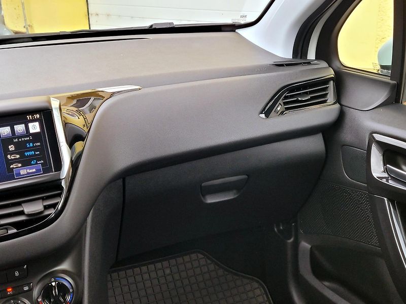 Peugeot 208 SERV.KNIHA,ČR,málo najeto    - fotka 27 z 41