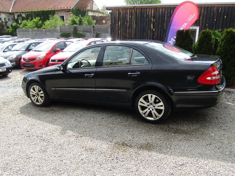 Mercedes-Benz Třídy E (2005) E 320 165kW AUTOMAT BEZ MĚCHŮ - fotka 4 z 35