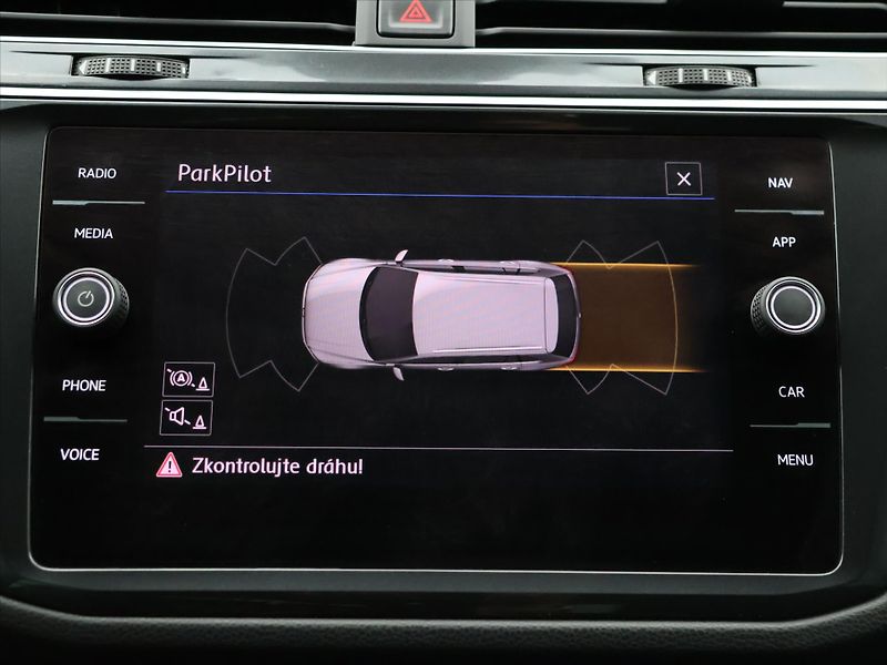 Volkswagen Tiguan 2,0 TDI 110kW DSG R-line DPH - fotka 25 z 32
