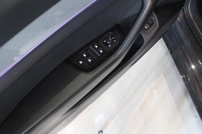 Volkswagen Passat (2021) 2.0TDI DSG Info display Matrix - fotka 16 z 43