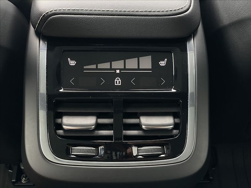 Volvo XC60 2,0 B4 A8 Ultimate Dark - fotka 12 z 23