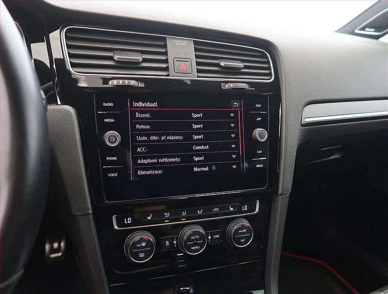 Volkswagen Golf (2019) 2.0 GTI Performance - fotka 20 z 24